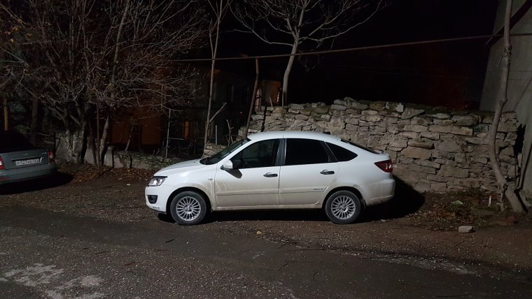 Лада Гранта лифтбек ночью