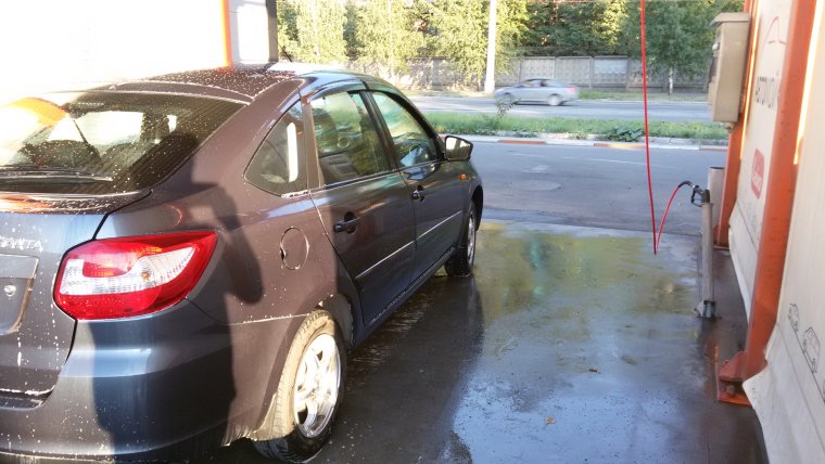 Лада Гранта лифтбек на мойке