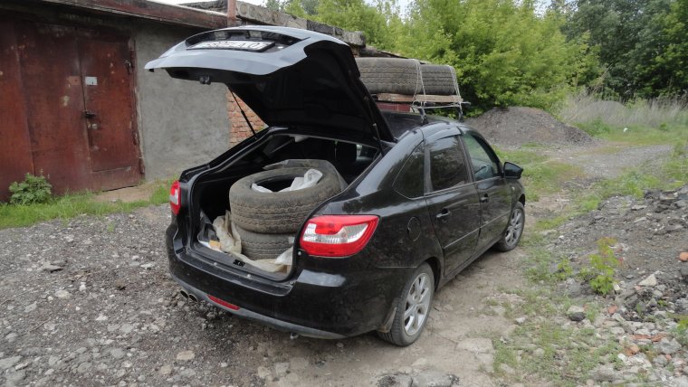 Лада Гранта лифтбек черная с прицепом