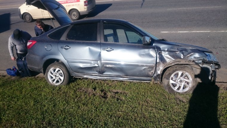 Ращбитая Лада Гранта лифтбэк