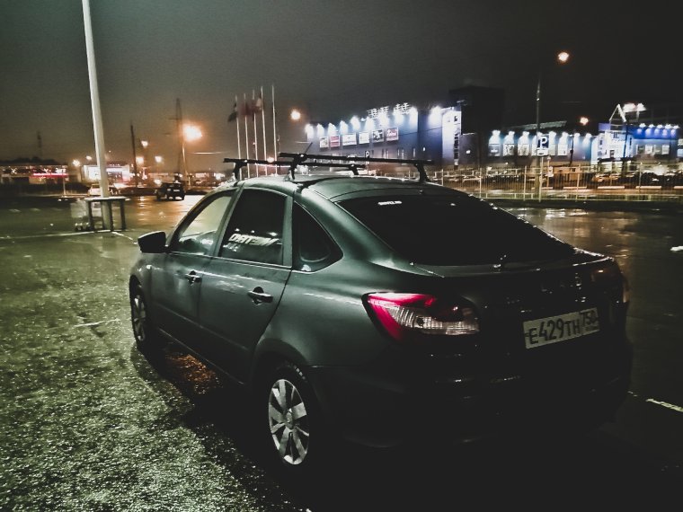 Granta Liftback ночью