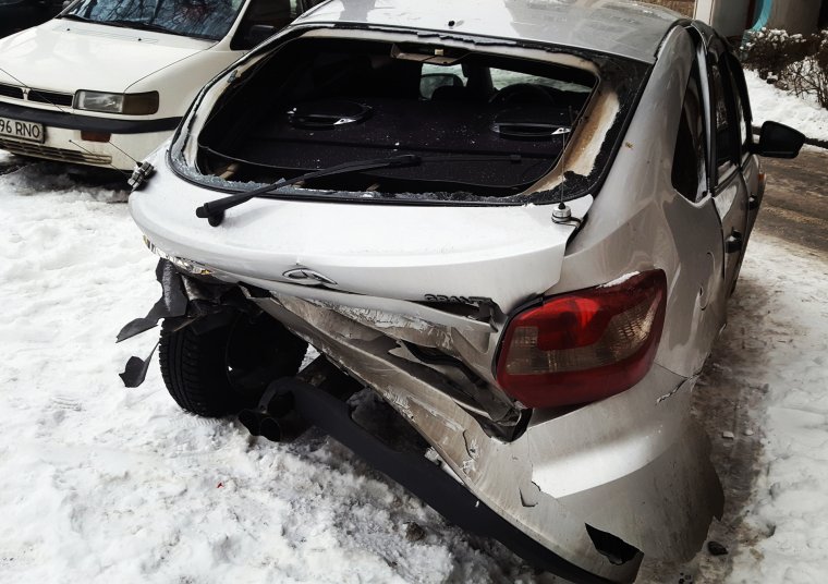 Ращбитая Лада Гранта лифтбэк