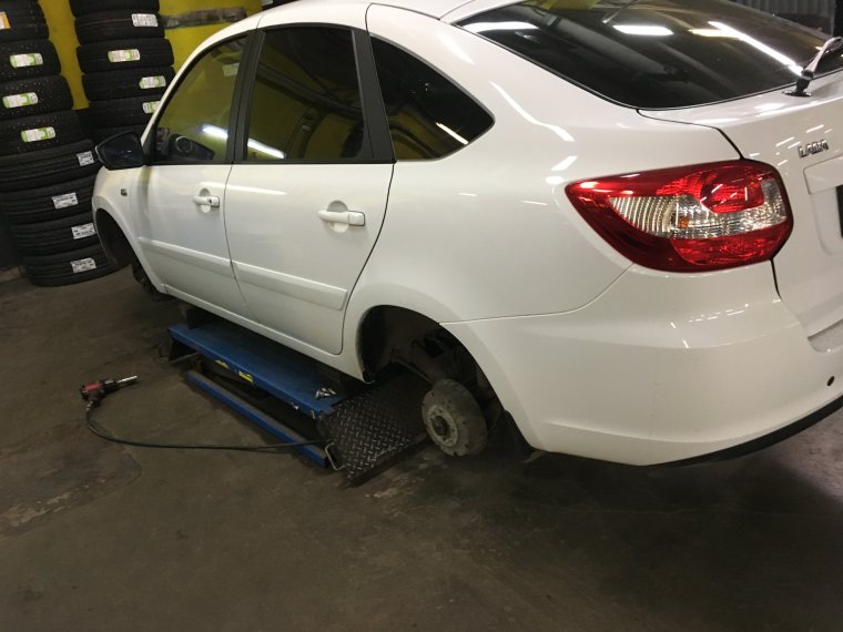 Лада Гранта лифтбек битая