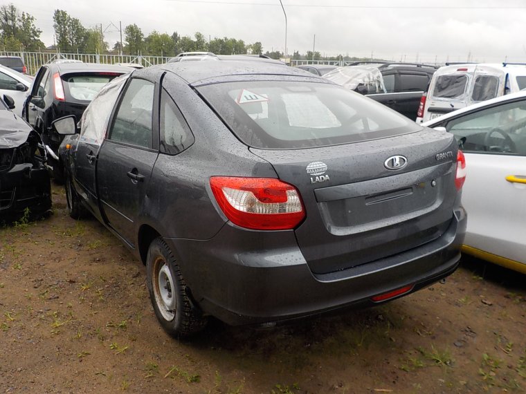 Лада Гранта лифтбек битая