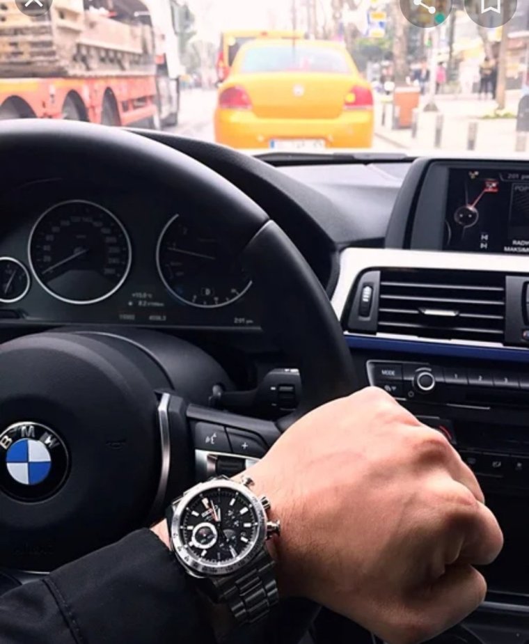 Парень за рулем Мерседеса