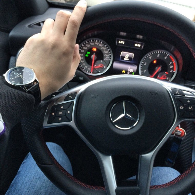 Рука на руле Мерседеса
