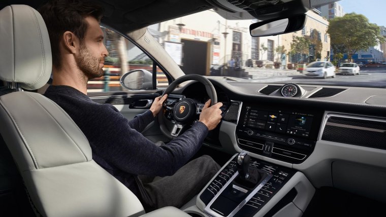За рулем Порше Макан