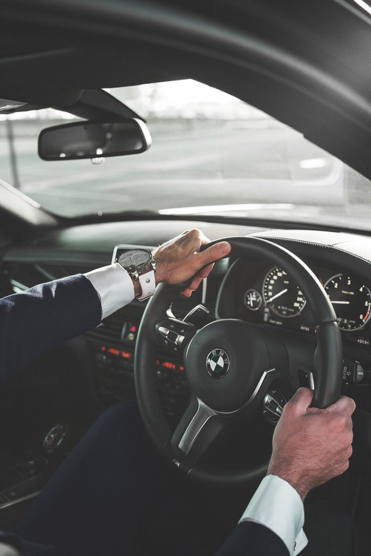 Мужчина за рулем Мерседеса