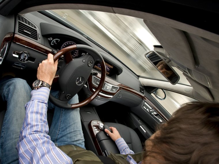 Салон автомобиля парень