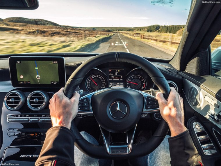 Мерседес Бенц с 63 AMG за рулём