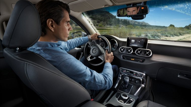 Мужчина за рулем Mercedes