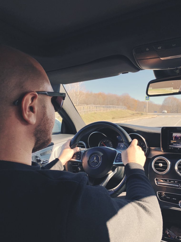 Мужчина за рулем