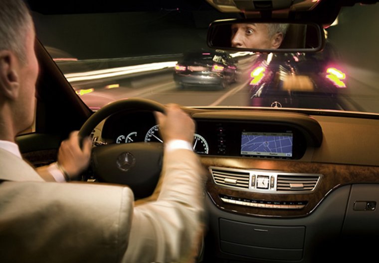 Человек за рулем Мерседеса