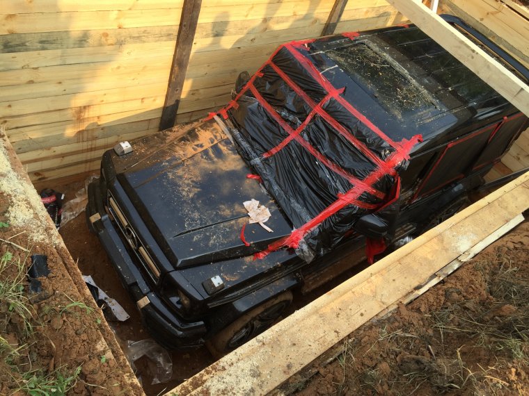 Машина под землей