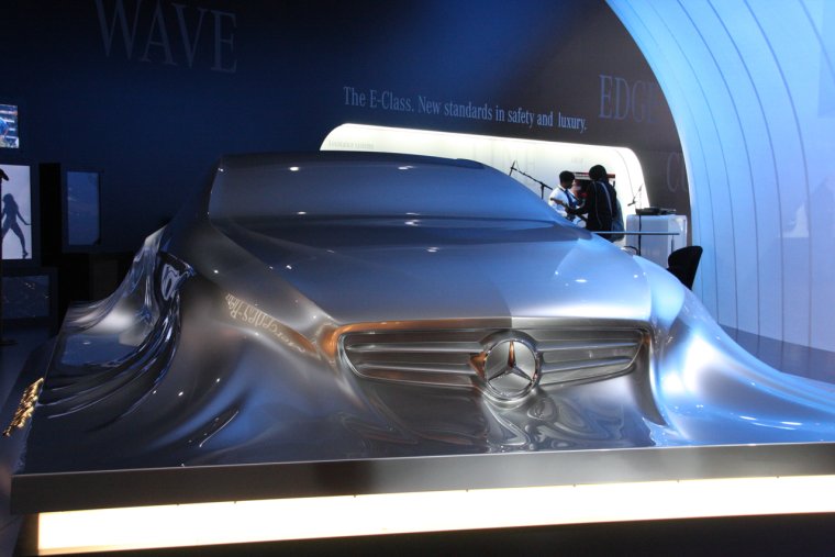 Памятник мерсу и БМВ