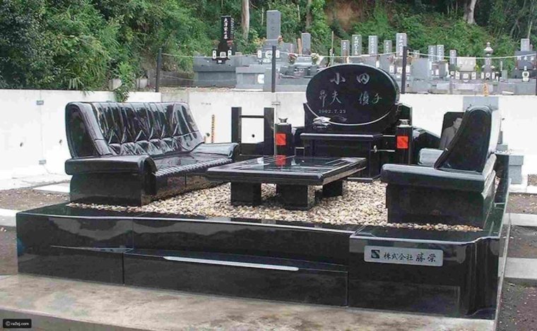 Дорогие памятники на кладбище