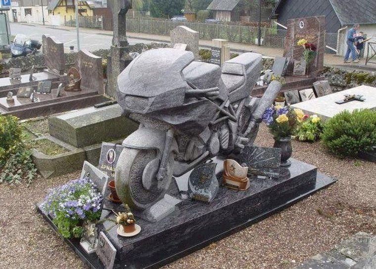 Памятник мотоциклисту на кладбище