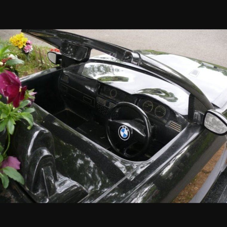 Надгробие в виде автомобиля