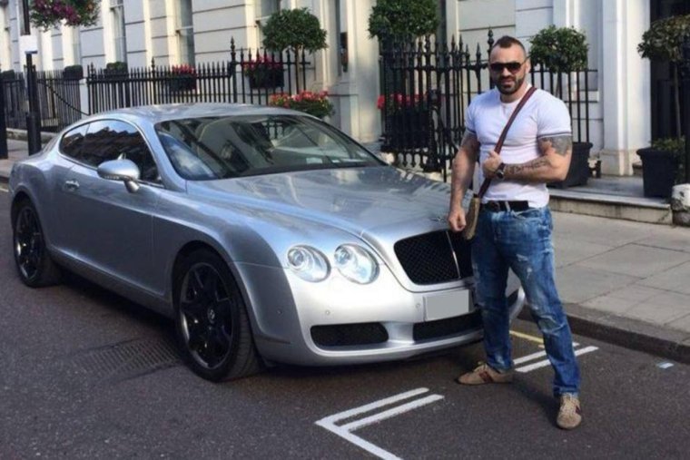 Парень возле Бентли