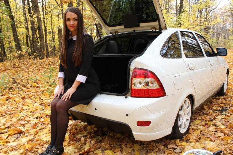 Лада Приора хэтчбек девушка