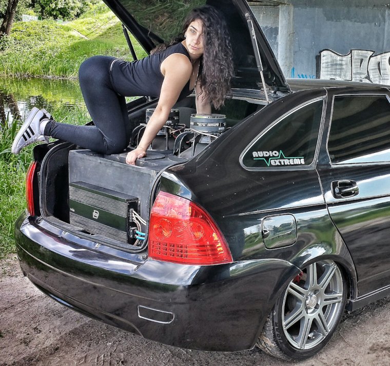 Приора хэтчбек и девушка