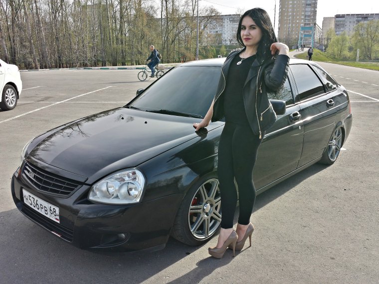 Черная Приора и девушка