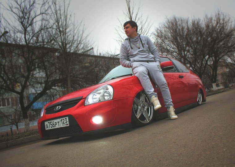 Белая Приора красные мокасины