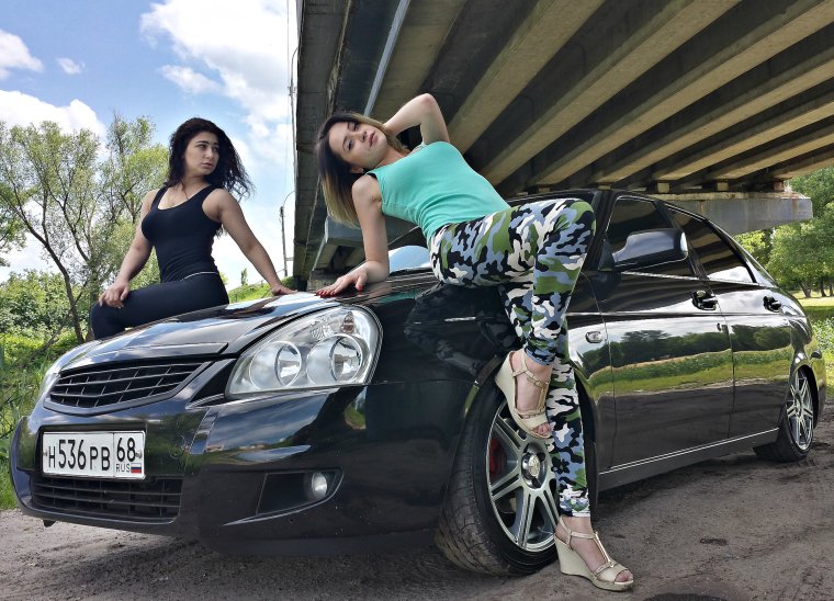 Приора хэтчбек и девушка