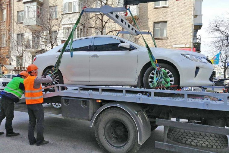 Машина на парковке