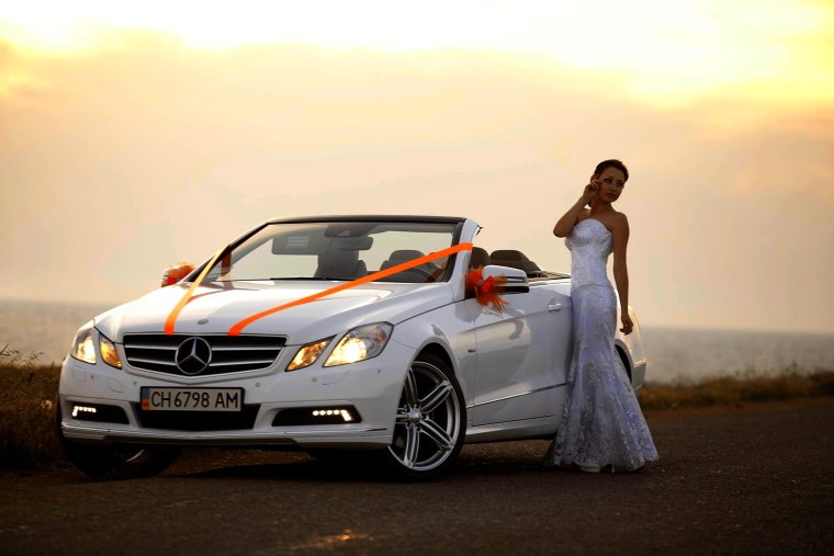 Белый кабриолет с девушкой