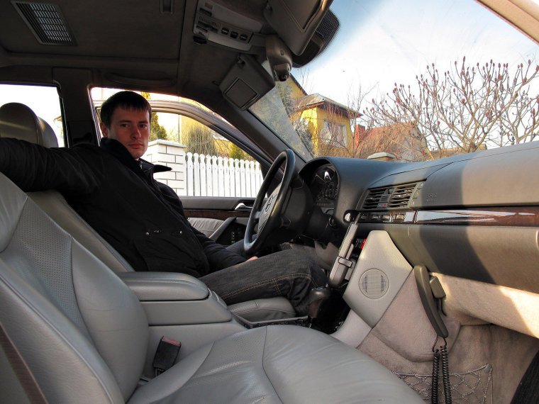 Мужчина на мерседесе