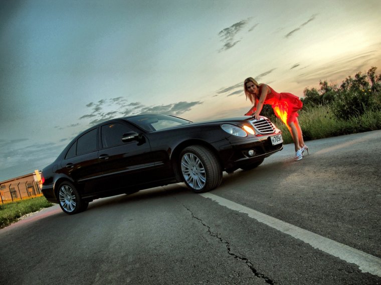 Девушка на фоне Мерседеса