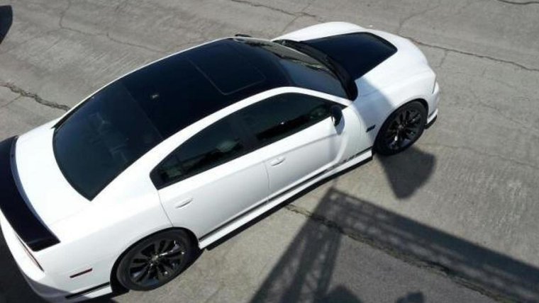 Черная крыша на белом авто