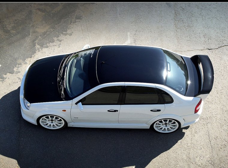 Двухцветная машина с черной крышей