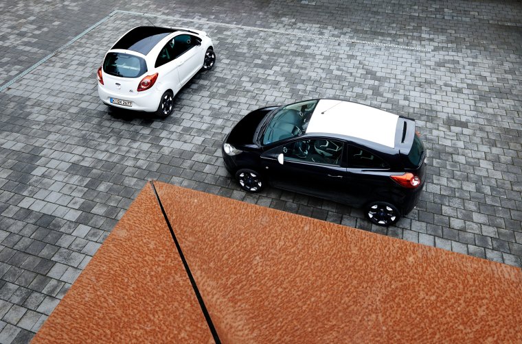 Белый автомобиль с черной крышей