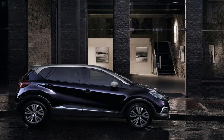Машина Renault Captur черная
