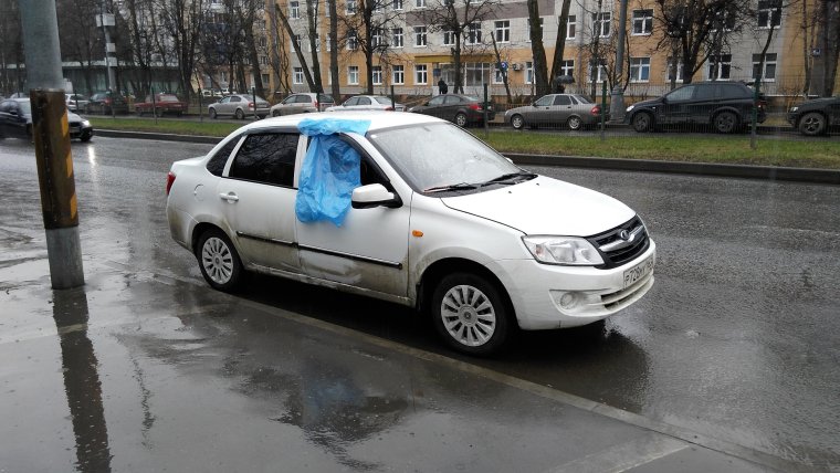 Разбитая Lada Granta