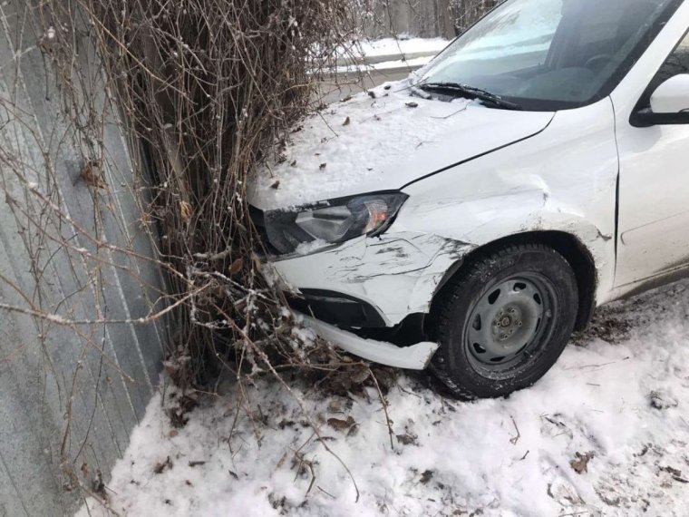 Авария черная Гранта в снегу