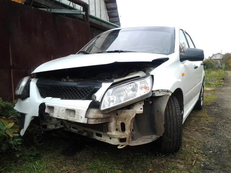 Разбитая Лада Гранта белая