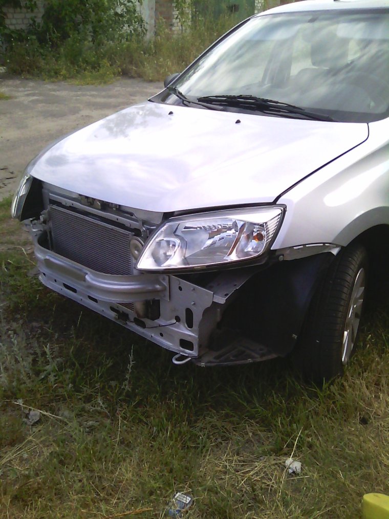 Лада Гранта битая серебристая