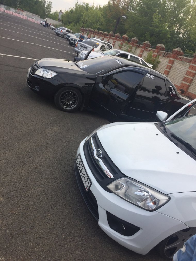 Разбитая Лада Гранта лифтбек