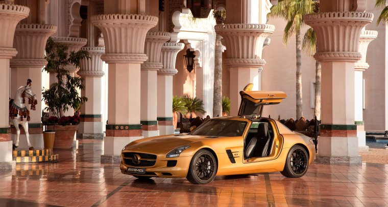 Золотой Mercedes-Benz SLS AMG.