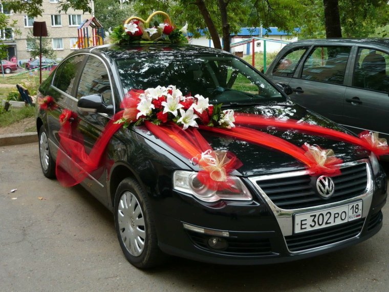 Свадебные украшения на черную машину