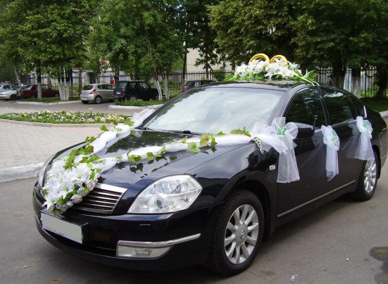 Украшение свадебного автомобиля черного