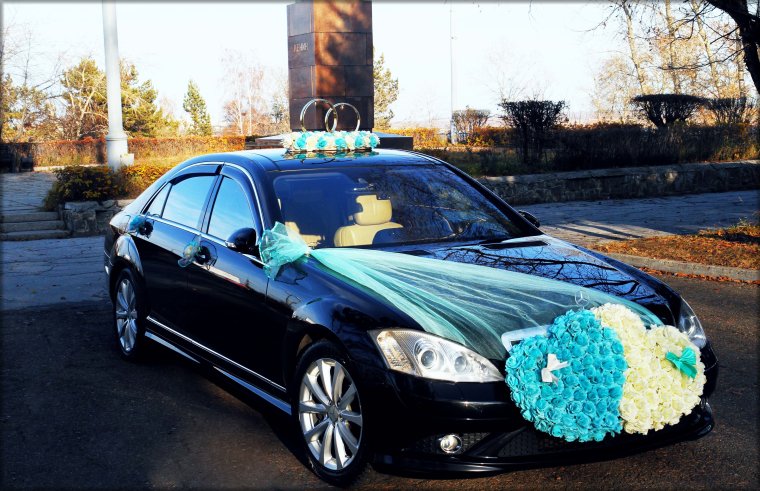 Украшение на черной машине машины бирюза