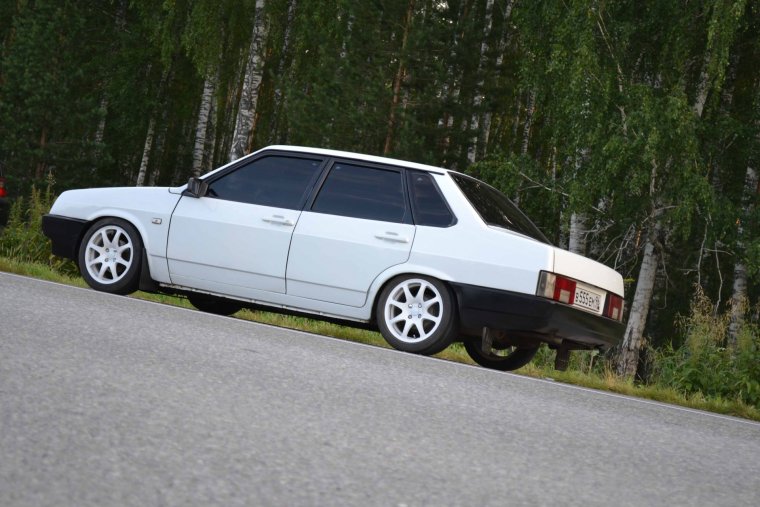 ВАЗ 21099 на белых дисках