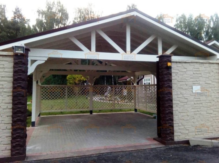 Деревянный навес для машины