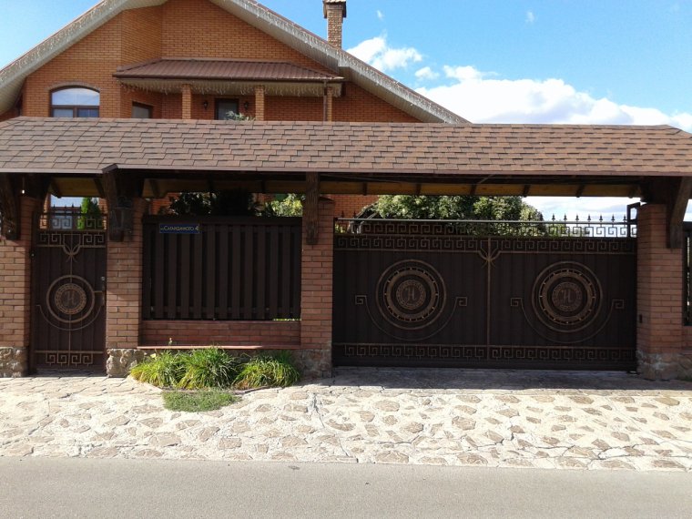 Навес для авто с кирпичными столбами