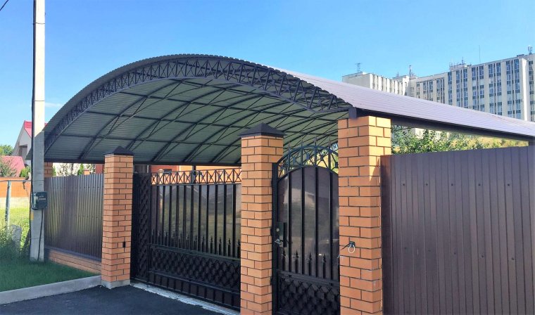 Навес перед домом для машины