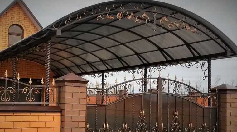 Навес над воротами